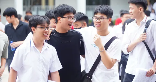 Đề thi Tiếng Anh dài kín 4 trang giấy, cập nhật giải đề