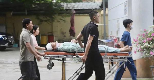 Nam sinh gặp tai nạn, nén đau đến điểm thi bằng cáng