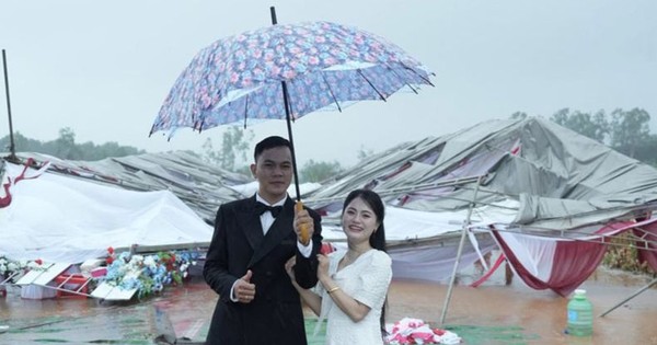 Sập rạp cưới vì lốc xoáy, cô dâu Quảng Trị buồn rơi nước mắt