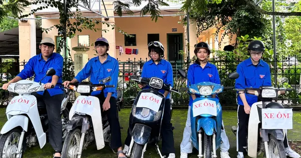 Xe ôm thanh niên Điện Biên, Sơn La đưa đón thí sinh thi tốt nghiệp THPT 2025