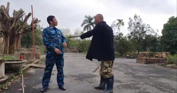 [CLIP] Đối tượng chiếm đất cầm 'song đao' đe dọa cán bộ ở Hà Nội