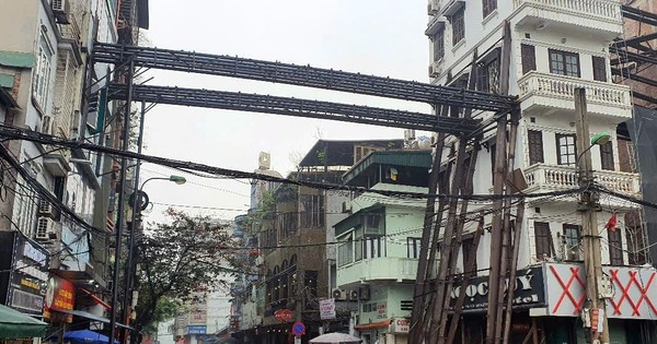 Hà Nội: Bất ngờ với loạt cọc sắt, thép vắt ngang qua đường