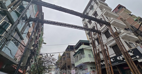 Hà Nội: Cận cảnh khung thép 'khủng' vắt ngang đường để gia cố nhà