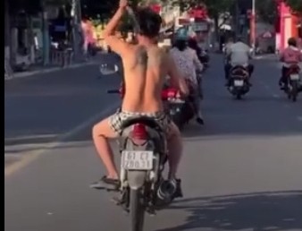 Clip ghi lại cảnh kinh hãi, người đàn ông chạy xe máy cầm rựa 'múa' loạn xạ trên đường