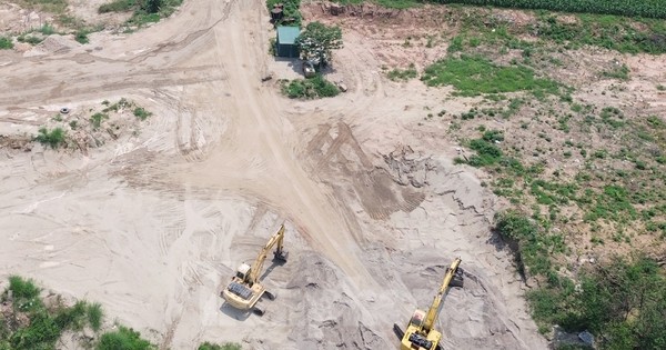 Hà Nội: Hàng loạt bãi trung chuyển vật liệu xây dựng trái phép ven sông Hồng