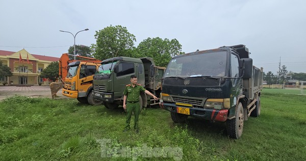 Hà Nội: Tạm giữ 'đoàn' xe tải và máy xúc thực hiện phi vụ hủy hoại tài sản, trộm đất quy mô lớn ở Ba Vì