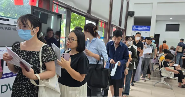 Hà Nội: Công dân xếp hàng chờ làm thủ tục, phường trang bị thẻ rung báo đến lượt