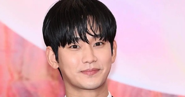 Kim Soo Hyun sụp đổ