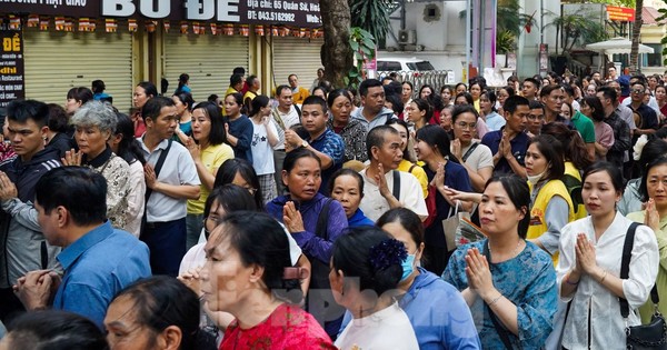 Hàng triệu người đổ về chùa Quán Sứ