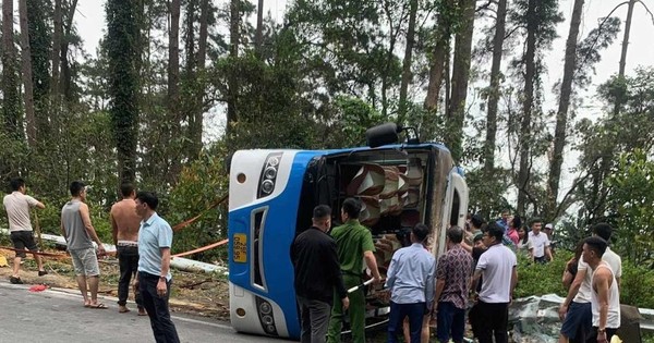 Xe khách lật ngang khi đổ đèo Tam Đảo, 13 người thương vong