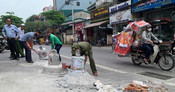 Hà Nội: Phá dỡ loạt trụ bê tông án ngữ trước chung cư