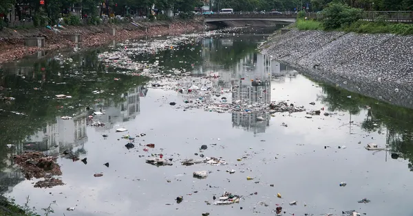 Rác 'ngập trắng' sông Tô Lịch sau cơn mưa lớn