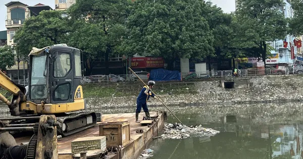Rác nổi trắng sông Tô Lịch sau mưa lớn, Công ty Thoát nước Hà Nội nói gì?