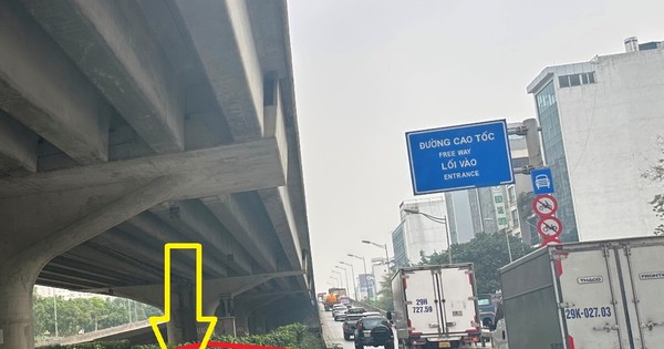 Xén dải phân cách mở rộng nút giao Trung Hòa và đường Khuất Duy Tiến