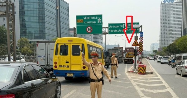 CSGT bắt đầu cho xe đi vào làn khẩn cấp đường trên cao để chống ùn tắc