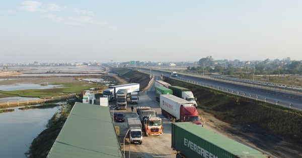 Trạm dừng nghỉ cao tốc quá tải, xe được thông báo hạn chế thời gian lưu trú