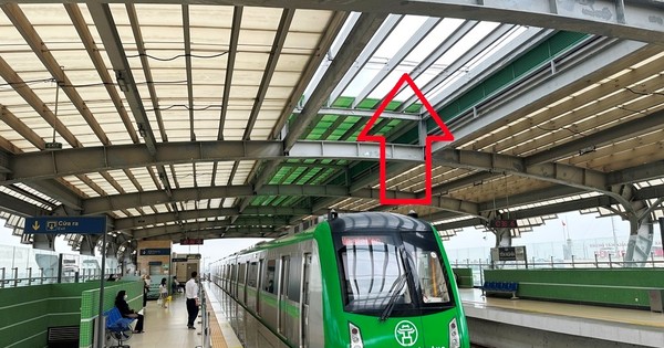 Mái ga tàu Yên Nghĩa vẫn thủng