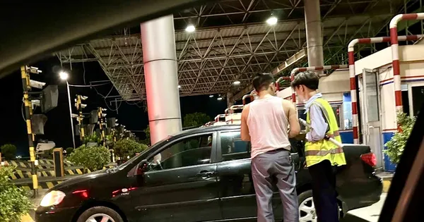 Trạm thu phí Thường Tín lỗi ETC, lái xe phải xuống đường gọi người mở barie