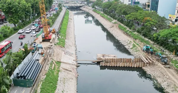 Cận cảnh công trường đang ‘cắt đôi’ đường dành cho xe đạp tại Hà Nội