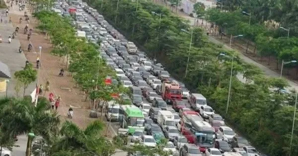 Ùn ứ trên 2 tuyến đường vừa dựng hàng rào cứng phân làn ô tô, xe máy tại Hà Nội