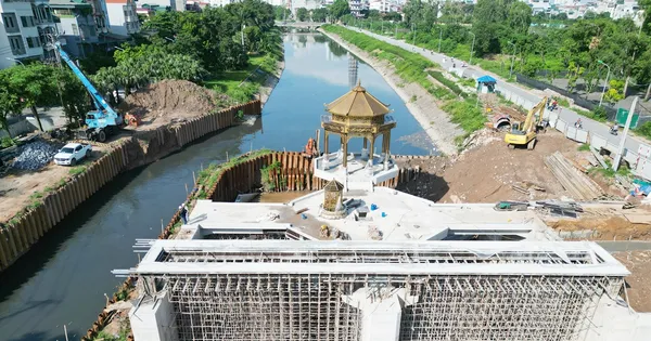 Nhiều công trường thi công vẫn ‘chặn’ dòng chảy sông Tô Lịch mùa mưa lũ