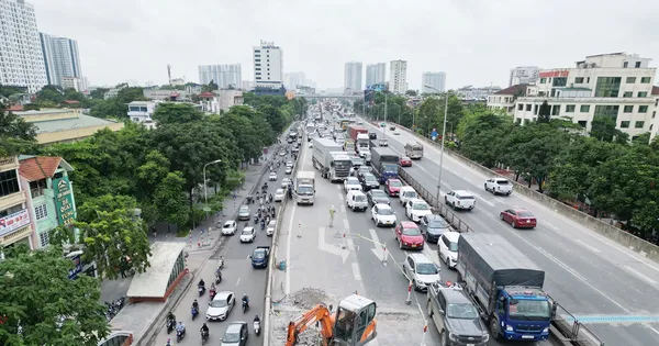 Đường Vành đai 3 tiếp tục ùn tắc kéo dài nhưng công trường thi công rào chắn cẩu thả gây bụi bẩn
