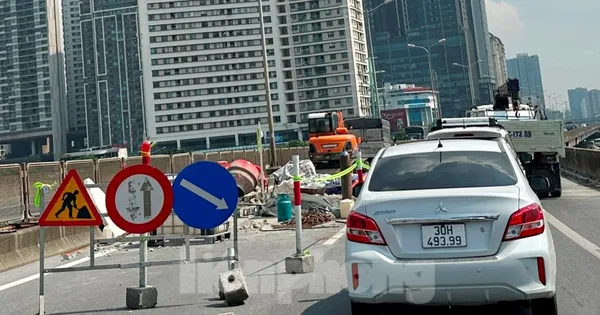 Hàng rào thi công chậm tiến độ gây ùn tắc kéo dài ở đường Vành đai 3