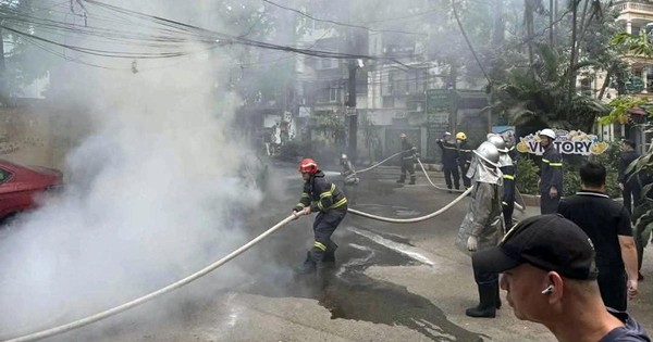 Ô tô đang đỗ ở Hà Nội bất ngờ bốc cháy dữ dội