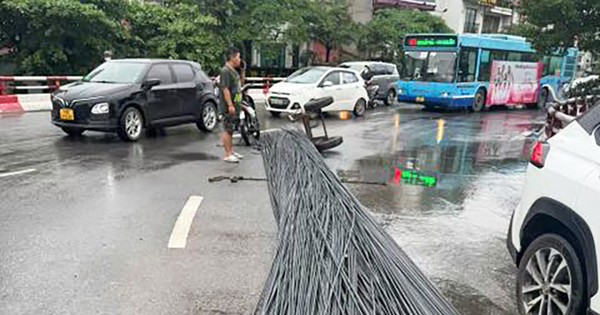 Hà Nội: Ô tô làm rơi bó sắt dài 12m, tắc nghẽn vòng xuyến cầu Chương Dương