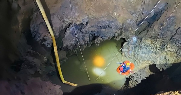 Vụ người đi xe máy rơi 'hố tử thần': Xuyên đêm treo dây tiếp cận hốc sâu tìm nạn nhân