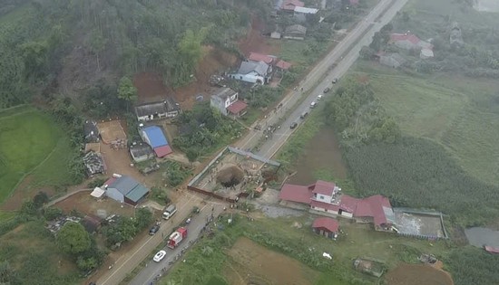 Hiện trường tìm kiếm người đi xe máy rơi 'hố tử thần': Lòng hố biến đổi kỳ lạ