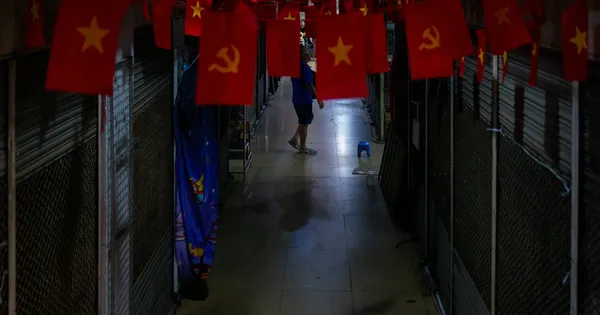 Chợ Đồng Xuân, Hàng Da bỗng dưng ‘đóng băng’ giữa hè: Nỗi lo lớn hơn cả hàng hóa ế ẩm