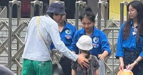 Nam sinh "vất vả nhất kỳ thi lớp 10", đưa em gá...