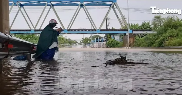 Nước sông ở Đà Nẵng dâng cao, tràn lên đường