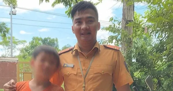 Thượng úy công an bơi giữa dòng nước lũ cứu bé trai