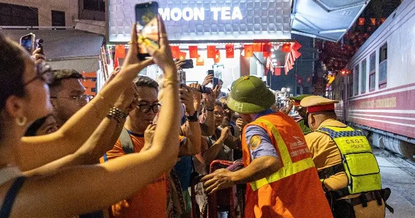 Diễn biến nóng tại phố cà phê đường tàu trong đêm sau vụ khách suýt bị tàu hỏa cán