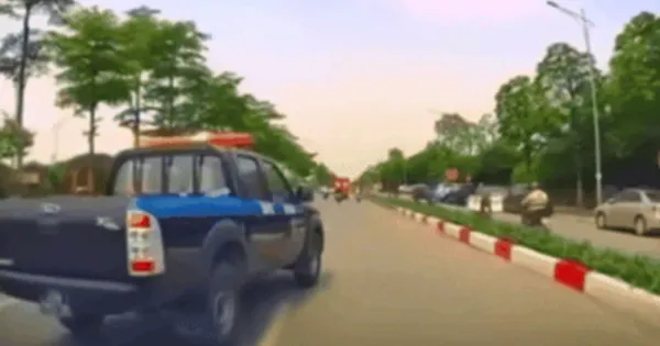 Xác minh ô tô biển xanh liên tục 'tạt đầu', chửi bới tài xế xe khác trên đường