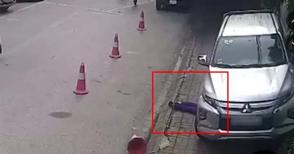 Ô tô bất ngờ lùi cán qua người phụ nữ đi bộ trong bệnh viện ở Hà Nội