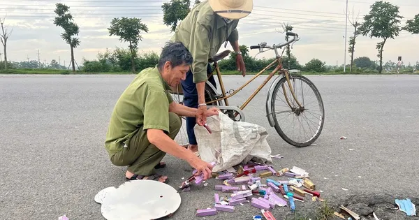 Hàng ngàn thỏi son bị vứt bỏ ven đường Hà Nội, nhiều người mang bao tải, túi tới nhặt