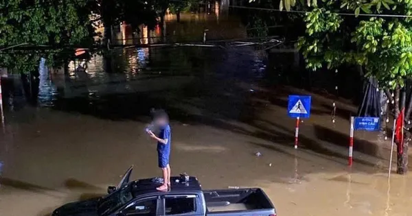 Thái Nguyên ngập nặng, ô tô chìm trong biển nước