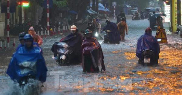 Mưa lớn tê liệt giao thông Hà Nội, người dân 'bơi' về nhà giữa phố