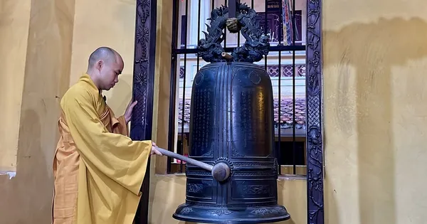 Video: Chuông ngân vang tại chùa Quán Sứ sáng 1/7, cầu quốc thái dân an