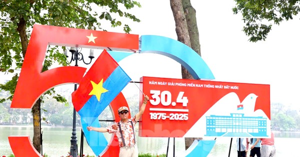 Hà Nội trang hoàng rực rỡ chào mừng kỷ niệm Ngày Thống nhất đất nước 30/4