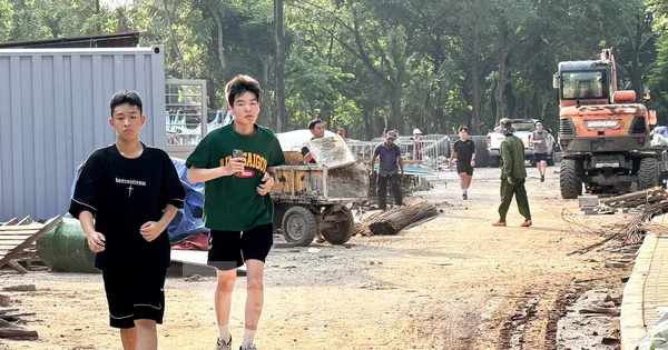 Tập thể dục giữa công trường: Người dân Hà Nội 'chia sẻ không gian' với máy xúc, sắt thép và bụi