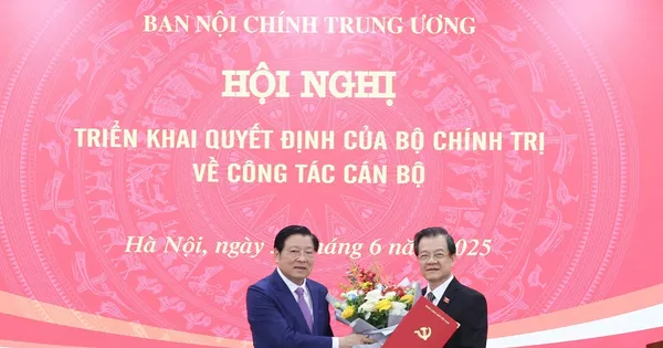 Triển khai các quyết định của Bộ Chính trị về công tác cán bộ