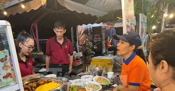 Mưa tầm tã, người dân vẫn chờ thưởng thức các món ngon phương Nam