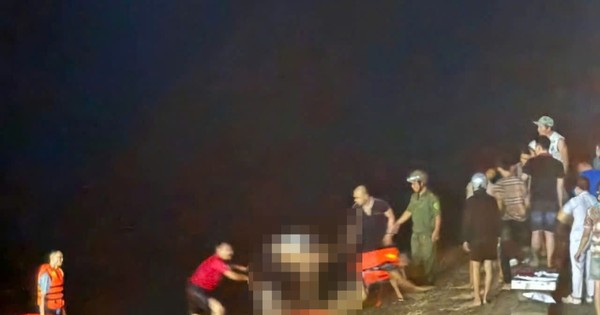 Nam thanh niên lao xuống dòng nước sâu cứu cô gái nhảy cầu