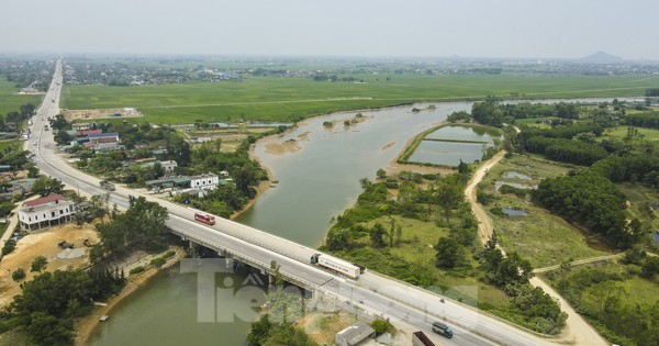 Cầu trên quốc lộ 1A xuống cấp, phải 'chống nạng gỗ'