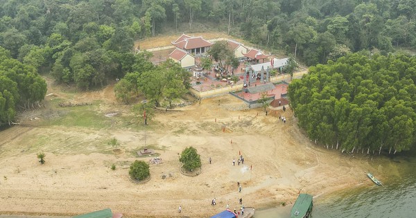 Đền thờ anh hùng liệt sỹ tại trận địa sân bay dã chiến LiBi trong lòng hồ Kẻ Gỗ