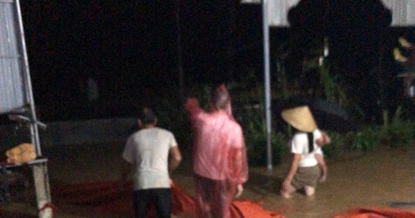 Mưa lớn kéo dài, người dân Hà Tĩnh 'trắng đêm' chạy lũ